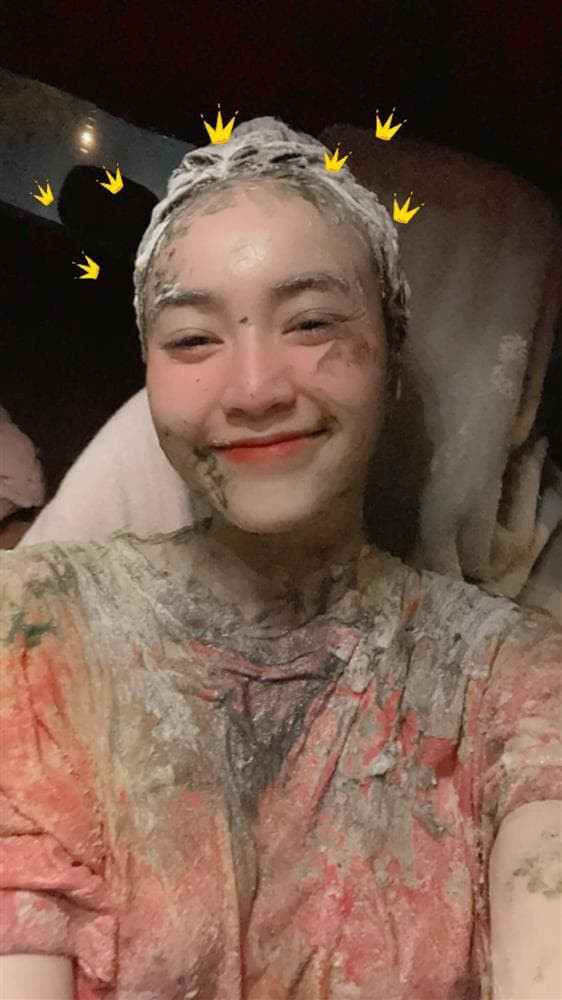 Bot bet vao toc khi quay hinh, Lan Ngoc dung nuoc rua chen de rua