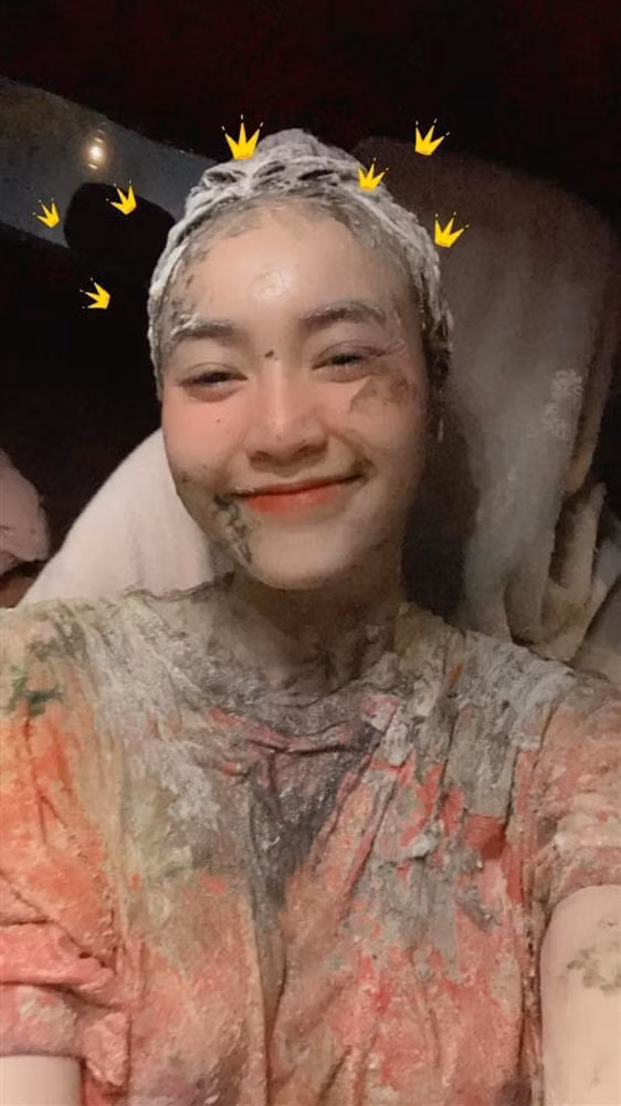 Bot bet vao toc khi quay hinh, Lan Ngoc dung nuoc rua chen de rua