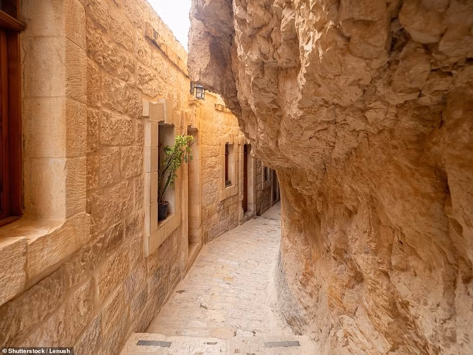 Trong hình là một con hẻm ở tu viện. Theo website du lịch địa phương, các ẩn sĩ và tu sĩ đã sống trong hang động tự nhiên trên núi Cám dỗ từ những thế kỷ đầu của Cơ đốc giáo.