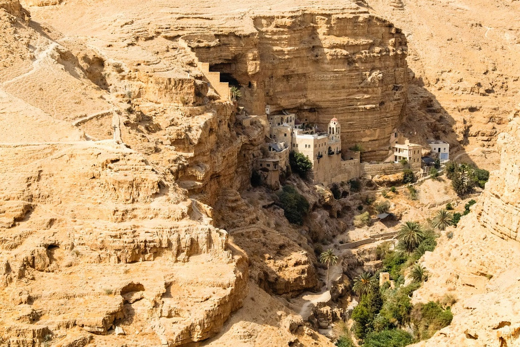 Du khách có thể thử thách đi bộ khoảng 3 giờ từ Jerusalem qua thung lũng Wadi Qelt để đến tu viện. Bên cạnh đó, các lựa chọn cách dễ dàng hơn là bắt taxi hoặc lái xe đến bãi đỗ xe gần địa điểm và đi bộ xuống dốc vào tu viện.