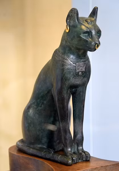 Nữ thần Bastet coi mèo là con vật linh thiêng của mình. Do đó, người Ai Cập cũng kính trọng và yêu thương loài vật này.