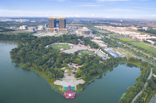 Lãnh thổ Bình Dương không tiếp giáp với tỉnh Long An. Bình Dương là tỉnh thuộc miền Đông Nam Bộ, phía đông giáp Đồng Nai, phía Bắc giáp Bình Phước, phía Tây giáp Tây Ninh và một phần TP.HCM, phía Nam giáp TP.HCM và một phần tỉnh Đồng Nai.