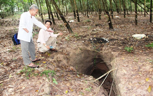 Địa đạo Tam Giác Sắt là căn cứ cách mạng nổi tiếng nằm trên vùng đất 3 xã: An Điền, An Tây, Phú An, thuộc khu vực phía Tây Nam huyện Bến Cát, được xếp hạng di tích lịch sử - văn hóa cấp quốc gia ngày 18/3/1996, tổng diện tích 230.000 m2.
