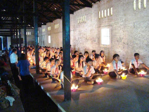 Di tích nhà tù Phú Lợi ở phường Phú Lợi, thị xã Thủ Dầu Một, được Nhà nước công nhận và xếp hạng di tích lịch sử quốc gia ngày 10/7/1980. Nơi đây được mệnh danh là “địa ngục trần gian”, một trong những nhà tù lớn của Mỹ - Diệm ở miền Nam được dựng lên năm 1957 để giam cầm, tra tấn các chiến sĩ cách mạng và những người yêu nước lúc bấy giờ, tồn tại suốt tám năm (1957-1964).