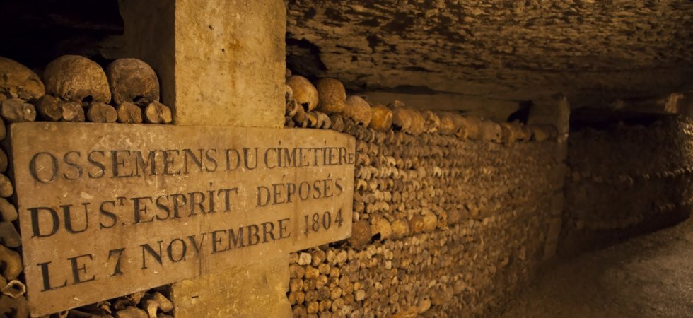 Điều này khiến công chúng càng tò mò hơn về chuyên đi xuống hầm mộ Paris của hoàng đế Napoleon III có điều gì đặc biệt.