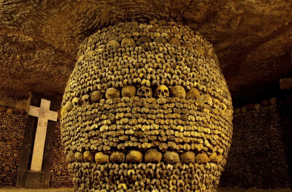 Trong suốt nhiều thập kỷ qua, hàng trăm ngàn người xuống hầm mộ Paris và khám phá những bí mật về nghĩa trang khổng lồ dưới lòng đất này.