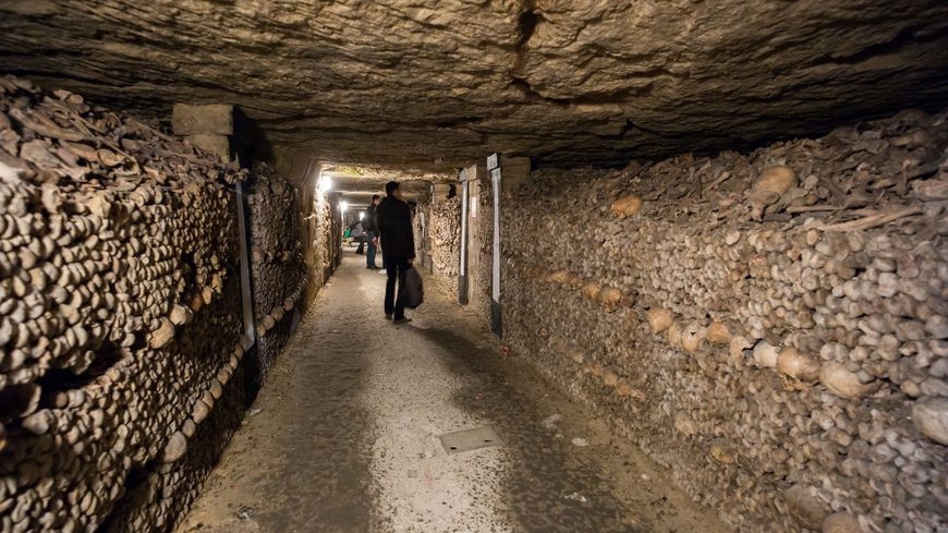 Công chúng chỉ biết rằng, hoàng đế Napoleon III đặt chân xuống hầm mộ Paris mà không biết thông tin cụ thể nào khác về chuyến tham quan đó.