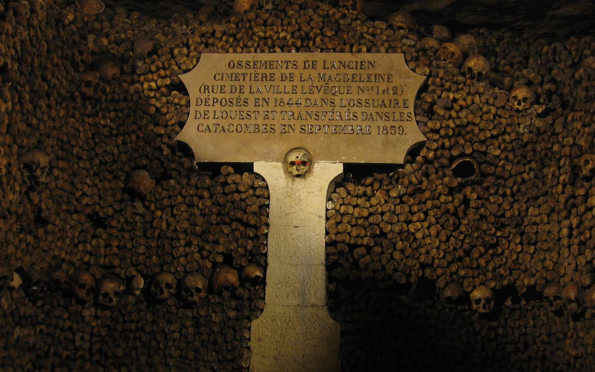 Kể từ khi hầm mộ Paris xuất hiện, nghĩa trang khổng lồ dưới lòng đất trở thành chủ đề gây tò mò đối với người dân. Không những vậy, một số nhân vật nổi tiếng nước Pháp từng ghé thăm nơi này để thị sát tình hình.