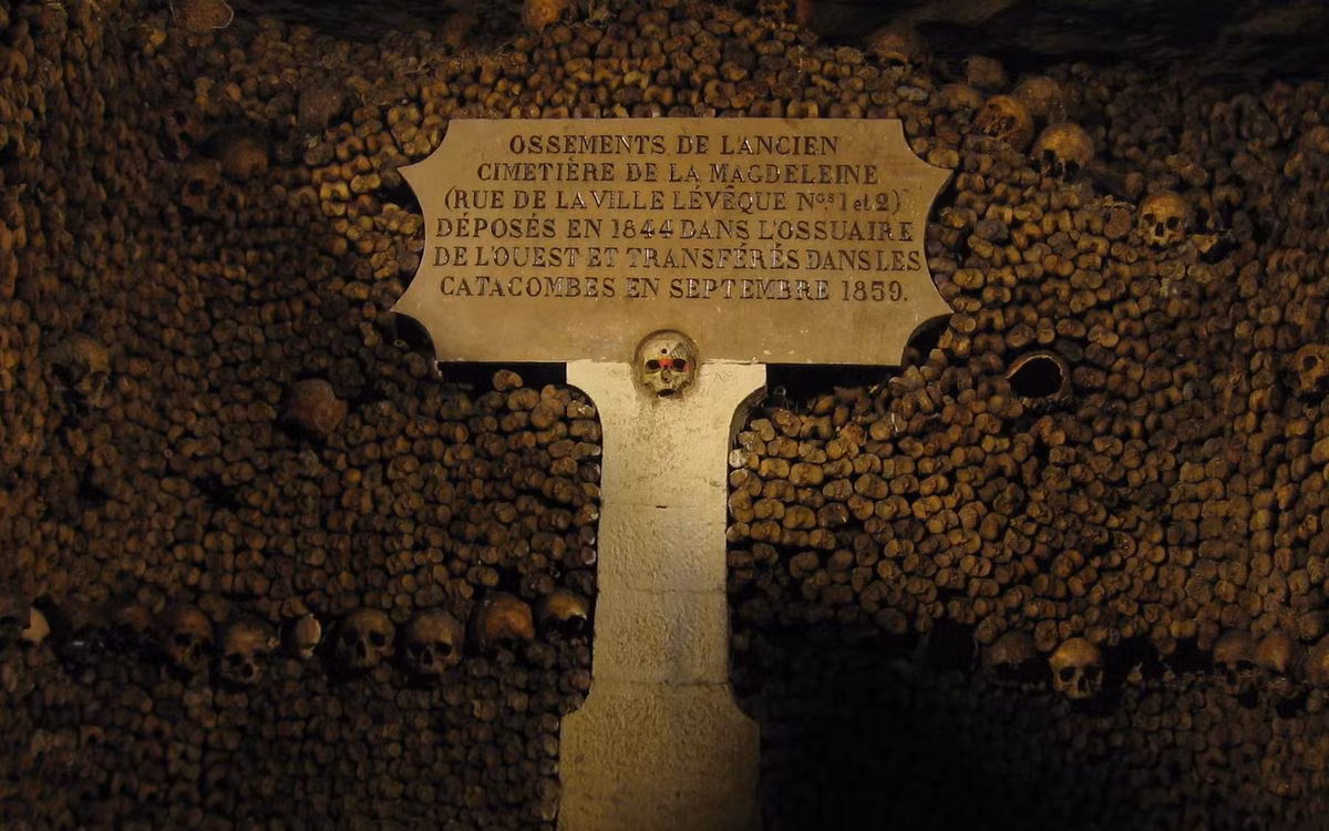 Kể từ khi hầm mộ Paris xuất hiện, nghĩa trang khổng lồ dưới lòng đất trở thành chủ đề gây tò mò đối với người dân. Không những vậy, một số nhân vật nổi tiếng nước Pháp từng ghé thăm nơi này để thị sát tình hình.