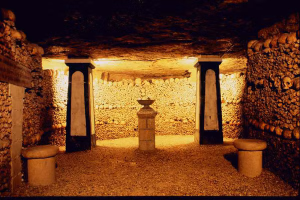 Bên dưới lòng thủ đô Paris hoa lệ của nước Pháp là hầm mộ Paris (Catacombes de Paris). Với chiều dài hơn 300 km, hầm mộ đặc biệt này nằm sâu dưới mặt đất khoảng 60m.