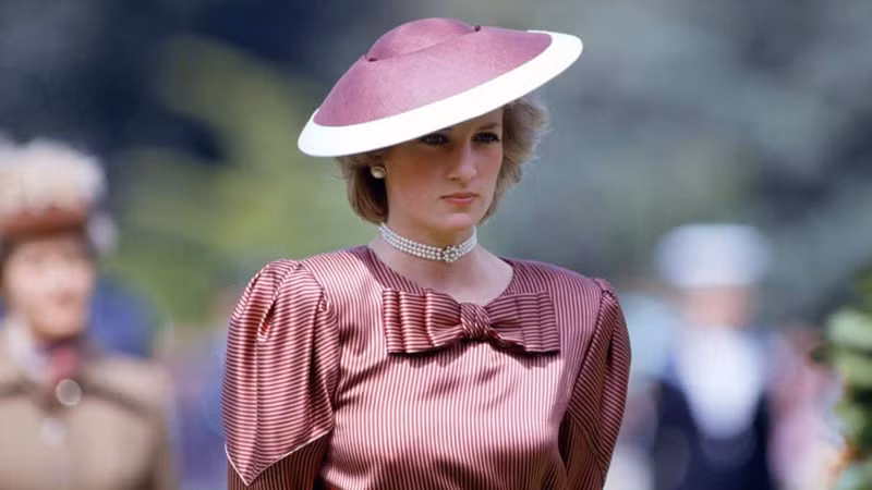 Không những vây, Công nương Diana còn có bạn trai. Điều này khiến Hoàng gia Anh không mấy vui vẻ. Sự việc càng thu hút sự quan tâm của công chúng hơn khi tỷ phú Mohammad Al Fayed, cha của Dodi Fayed, nói rằng Hoàng thân Philip, chồng của Nữ hoàng Elizabeth II, chính là người "thao túng" các điệp viên Anh sát hại Công ngương Diana.