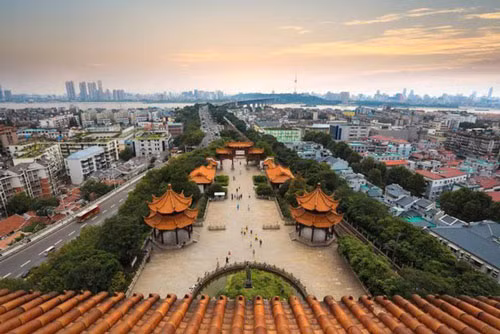  Thành phố Vũ Hán tọa lạc ở miền Trung của Trung Quốc. Đây là thủ phủ của tỉnh Hồ Bắc, một trong những thành phố đông dân ở Trung Quốc hiện nay với hơn 11 triệu người. Cái tên " Vũ Hán" là sự kết hợp của Vũ Xương, Hán Khẩu, Hán Dương, được gọi chung là "Tam thị trấn Vũ Hán".