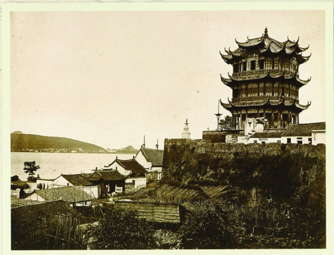 Hoàng Hạc lâu là một công trình ở Vũ Hán là một trong “Tứ đại danh lâu” của Trung Quốc. Theo sách “Lịch sử Văn minh Thế giới”, "tứ đại danh lâu" chỉ 4 ngọn tháp ngắm cảnh nổi tiếng của Trung Quốc, gồm: Nhạc Dương lầu ở Nhạc Dương, Đằng Vương các ở Nam Xương, Hoàng Hạc lâu ở Vũ Hán, Bồng Lai các ở Bồng Lai. Trong đó, Hoàng Hạc lâu là thắng cảnh nằm bên bờ sông Dương Tử ở Vũ Hán. Đây là công trình nhiều lần đi vào thi ca Trung Quốc.