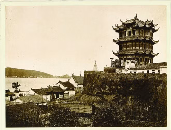 Hoàng Hạc lâu là một công trình ở Vũ Hán là một trong “Tứ đại danh lâu” của Trung Quốc. Theo sách “Lịch sử Văn minh Thế giới”, "tứ đại danh lâu" chỉ 4 ngọn tháp ngắm cảnh nổi tiếng của Trung Quốc, gồm: Nhạc Dương lầu ở Nhạc Dương, Đằng Vương các ở Nam Xương, Hoàng Hạc lâu ở Vũ Hán, Bồng Lai các ở Bồng Lai. Trong đó, Hoàng Hạc lâu là thắng cảnh nằm bên bờ sông Dương Tử ở Vũ Hán. Đây là công trình nhiều lần đi vào thi ca Trung Quốc.