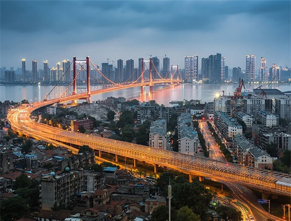 Vũ Hán là thành phố lớn, trung tâm công nghiệp hàng đầu của tỉnh Hồ Bắc và cả Trung Quốc. Năm 1900, tạp chí Collier của Mỹ đăng bài viết về "thị trấn bùng nổ" Vũ Hán bên sông Dương Tử, gọi đó là "Chicago của Trung Quốc". Từ đó, biệt danh này gắn liền thành phố Vũ Hán.