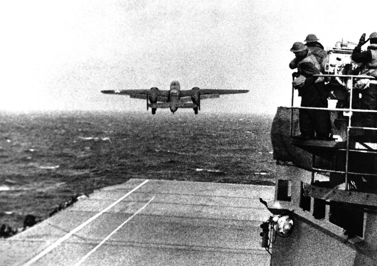 Vào ngày 18/4, tàu sân bay USS Hornet tới vùng biển cách Tokyo, Nhật Bản khoảng 650 hải lý. Ngay trong ngày hôm đó, 16 máy bay ném bom B-25 của Mỹ do các phi công dày dặn kinh nghiệm chiến đấu, bao gồm cả trung tá Jimmy Doolittle lần lượt cất cánh khỏi tàu sân bay với đích đến là thủ đô Tokyo và một số mục tiêu khác.