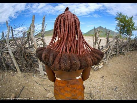 Theo CNN, bộ tộc Himba sinh sống chủ yếu ở phía tây Kaokoland, phía Bắc Namibia - khu vực có khí hậu rất khắc nghiệt. Chính vì sống ở một trong những vùng đất khắc nghiệt nhất hành tinh nên nguồn nước của họ rất khan hiếm. Đó chính là lý do người Himba cả đời không bao giờ tắm bằng nước. Việc dùng nước tắm là một điều đại kỵ trong bộ tộc.