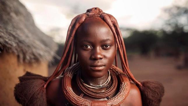 Đến tuổi dậy thì, phụ nữ Himba đã bắt đầu tết tóc lại thành từng sợi. Mỗi ngày, họ dành ra khoảng vài giờ đồng hồ để chăm sóc tóc, lấy đất sét và đất đỏ để đắp vào tóc nhằm giữ hình dáng hoàn hảo.