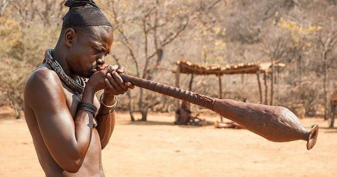 Trong bộ lạc Himba, nữ giới thường phụ trách nhiều công việc nặng nhọc như xây nhà, mang nước, vắt sữa bò và chăm sóc trẻ nhỏ. Nam giới chủ yếu làm nhiệm vụ chăn gia súc. Chế độ đa thê vẫn tồn tại trong bộ lạc này nên một người đàn ông có thể cưới nhiều vợ.