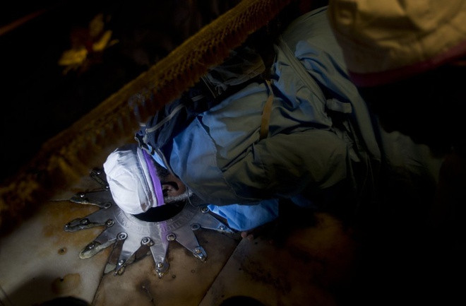 Hang động này rộng khoảng 10m2. Vị trí Chúa Jesus chào đời được đánh dấu bằng một ngôi sao bạc trên nền đá cẩm thạch, bên trên có thắp đèn và nến.