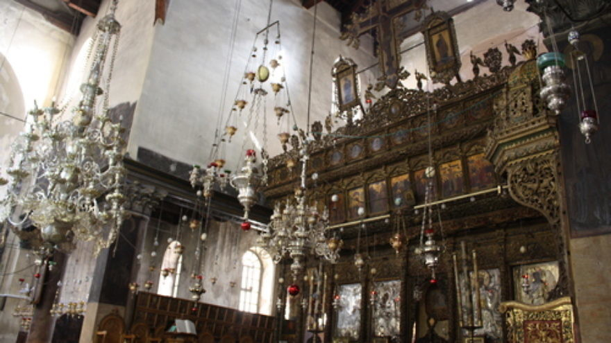 Kiến trúc nhà thờ Giáng sinh theo kiểu nhà thờ La Mã với 5 gian (theo dạng cột Corinth – Hy Lạp) và một nơi cầu nguyện ở cuối phía Đông.