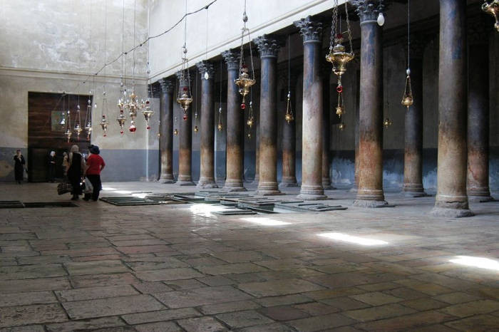 Điều này xuất phát từ việc nhà thờ Giáng sinh được cho là nơi Chúa Jesus ra đời.