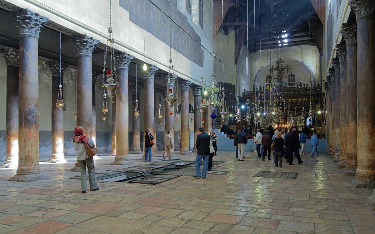 Trải qua nhiều thế kỷ tồn tại, nhiều hạng mục bên trong nhà thờ Giáng sinh được tu sửa do bị hư hại bởi tác động của thời gian hay các thảm họa thiên nhiên.