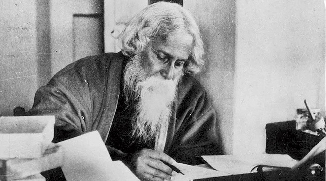 Nhà thơ Tagore bắt đầu sự nghiệp viết thơ khi mới 8 tuổi. Đến năm 16 tuổi, ông xuất bản những bài thơ đầu tiên của mình dưới bút danh Bhānusiṃha (Sư tử Mặt Trời). Vào năm 1877, ông hoàn thành truyện ngắn và phim truyền hình đầu tiên. Tất cả đều được xuất bản dưới tên thật của ông.