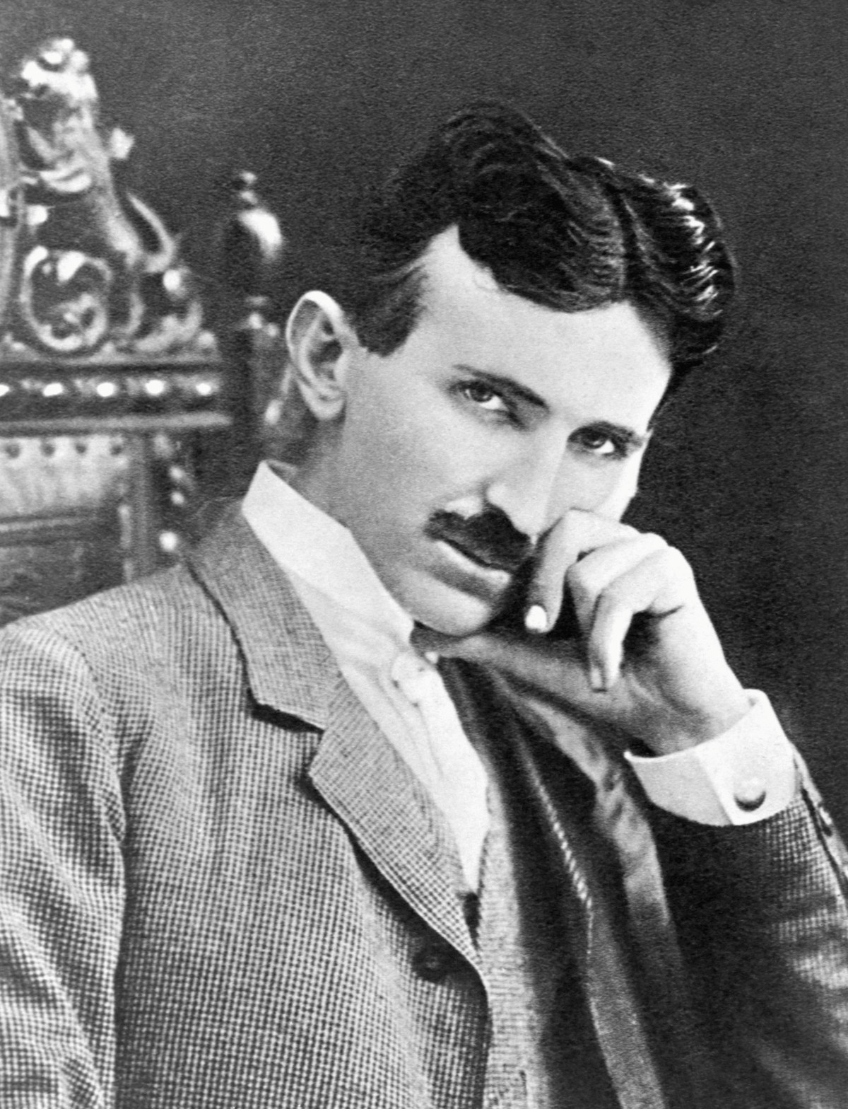 2. Trong năm Quý Sửu 1913, nhà khoa học Nikola Tesla nổi tiếng thế giới đăng ký bản quyền sáng chế tua bin không cánh. Tua bin này được thiết kế để cạnh tranh với hiệu năng hoạt động của động cơ pít tông.