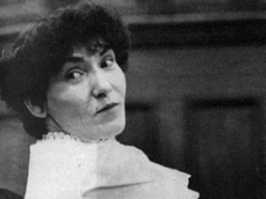 Sinh năm 1943 tại Quanah, Texas, "góa phụ đen" Buenoano có tuổi thơ đầy "sóng gió". Vào năm lên 4 tuổi, mẹ của nữ sát nhân qua đời. Sau cái chết của mẹ, Buenoano đến ở với một số gia đình họ hàng. Khi trưởng thành, ả kể rằng bị lạm dụng khi ở nhà của họ hàng.