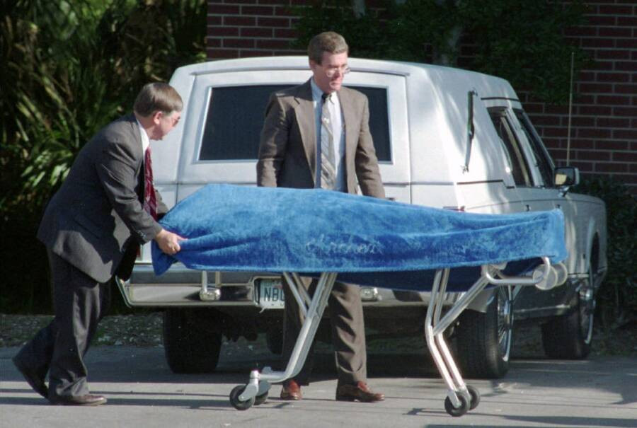 Đến năm 1983, Gentry gặp sự cố xe phát nổ nhưng may mắn sống sót. Trong quá trình điều tra vụ việc, cảnh sát phát hiện tội ác của Buenoano. Với việc đầu độc bằng thạch tín và sát hại người chồng Goodyear, bạn trai Morris và con trai Michael cũng như cố giết hại Gentry, Buenoano bị kết án tử hình năm 1985. Đến ngày 30/3/1998, "góa phụ đen" khét tiếng nước Mỹ thi hành án tử bằng việc ngồi ghế điện tại nhà tù ở Florida.