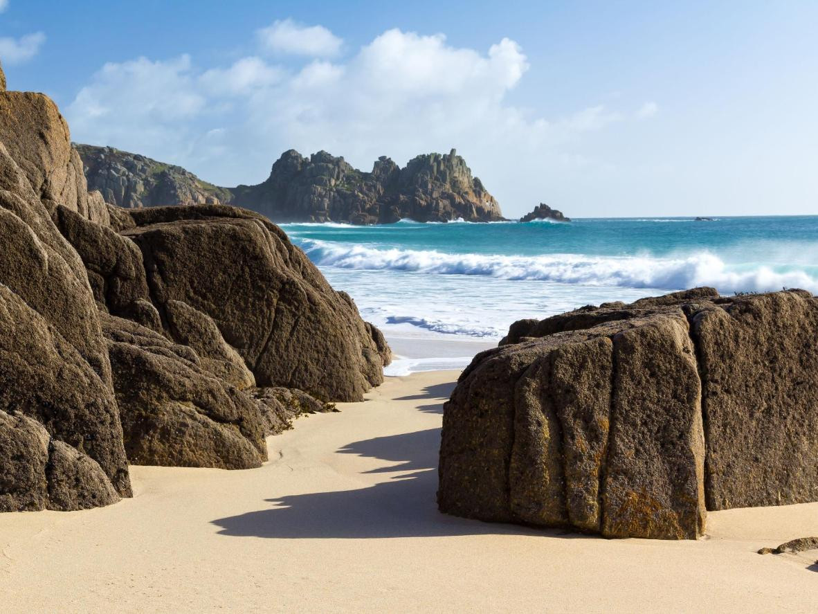 Bãi biển ở Portlevene, thuộc Cornwall, Vương quốc Anh: Khi thủy triều dâng lên rồi rút xuống thì cuốn hết sạch lớp cát đi. Tuy nhiên, vài giờ sau, lớp cát xuất hiện trở lại như ban đầu.