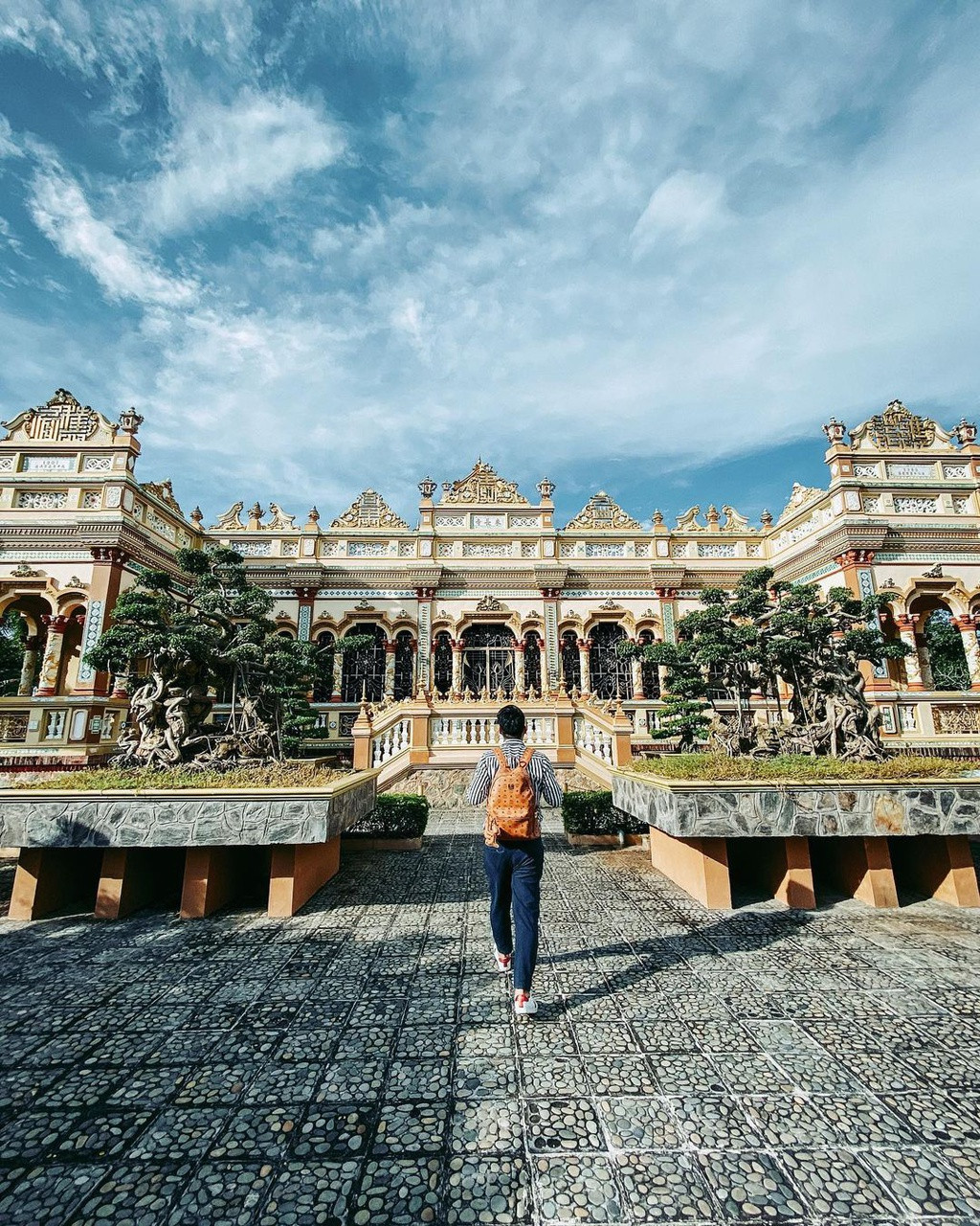 Ban đầu, nơi đây mới chỉ là một cái am nhỏ, mái lá vách đất. Năm 1849, Hòa thượng Thích Huệ Đăng về trụ trì, xây dựng thành ngôi chùa lớn và đặt tên là Vĩnh Tràng. Cái tên Vĩnh Tràng có nghĩa là “Vĩnh cửu đối sơn hà, trường tồn tề thiên địa”. Năm 1907, Hòa thượng Chánh Hậu cho trùng kiến ngôi chùa và xây dựng nhiều nét phá cách trong kiến trúc pha lẫn Á-Âu.