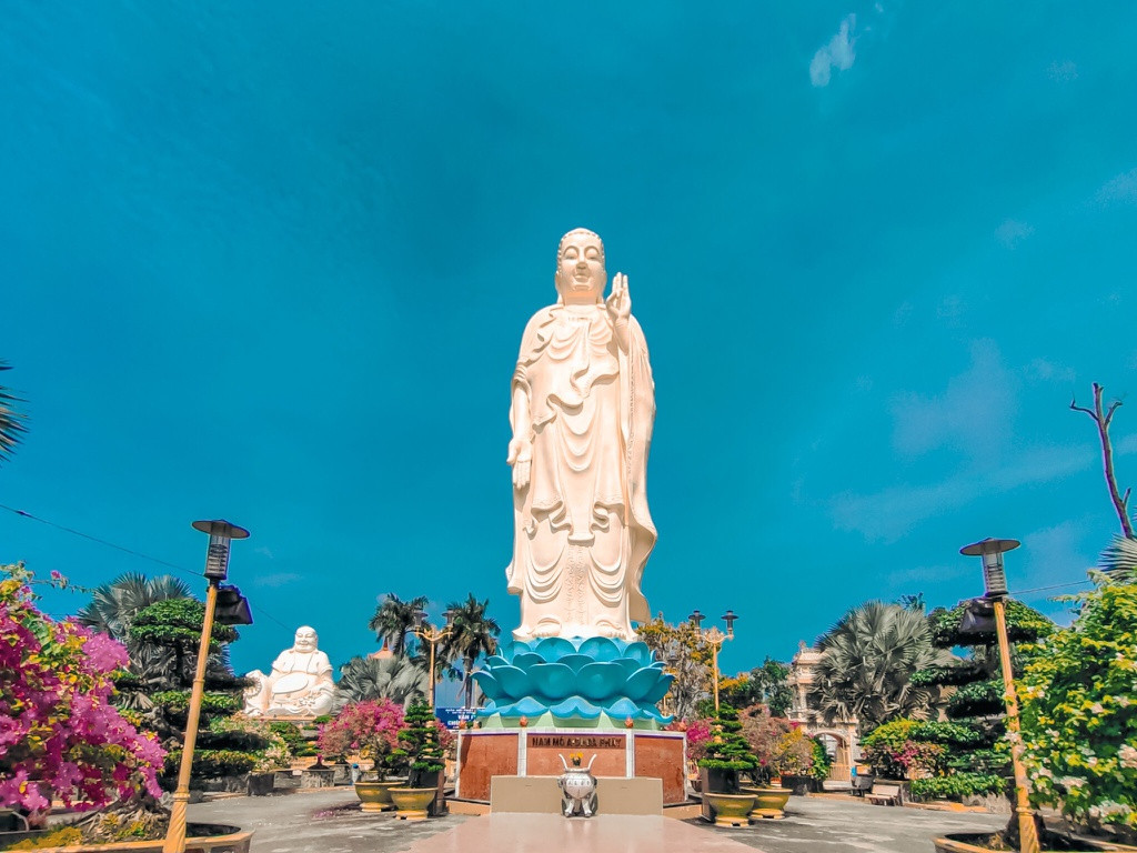 Phía trước chùa có tượng Phật A Di Đà đứng sừng sững trong hoa viên rộng, nhiều cây kiểng đẹp mắt. Công trình cao 24 m (bệ 6 m, tượng 18 m) chế ngự không gian rộng lớn, được thành năm 2008.