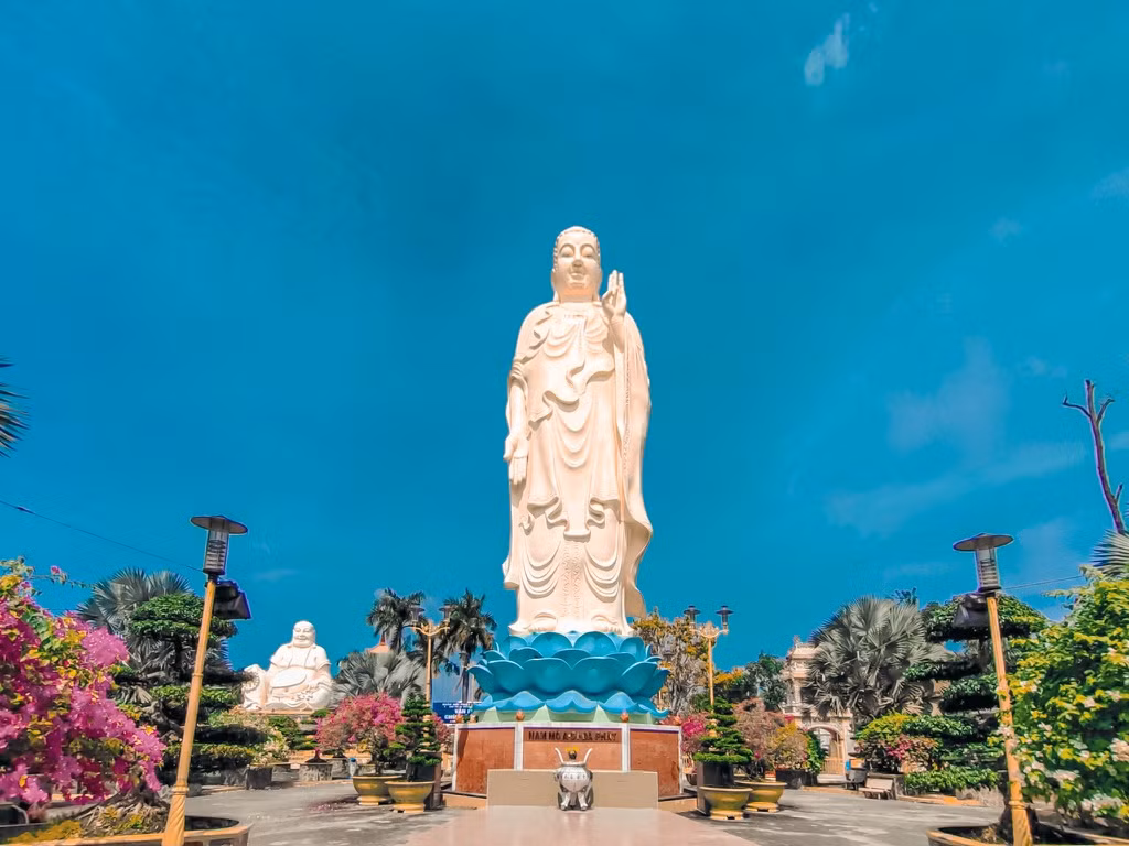 Phía trước chùa có tượng Phật A Di Đà đứng sừng sững trong hoa viên rộng, nhiều cây kiểng đẹp mắt. Công trình cao 24 m (bệ 6 m, tượng 18 m) chế ngự không gian rộng lớn, được thành năm 2008.