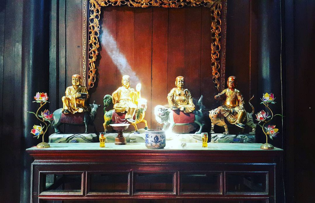 Ghé đây, bạn có thể chiêm ngưỡng 60 bức tượng Phật làm từ gỗ, đồng hoặc đất nung, tất cả đều được sơn son thếp vàng óng ánh. Đặc biệt, bộ tượng 18 vị La Hán đúc từ đầu thế kỷ XX tuy có quy mô nhỏ hơn nhưng được đánh giá là không thua kém về mặt nghệ thuật so với tượng các vị La Hán chùa Tây Phương (Hà Nội).