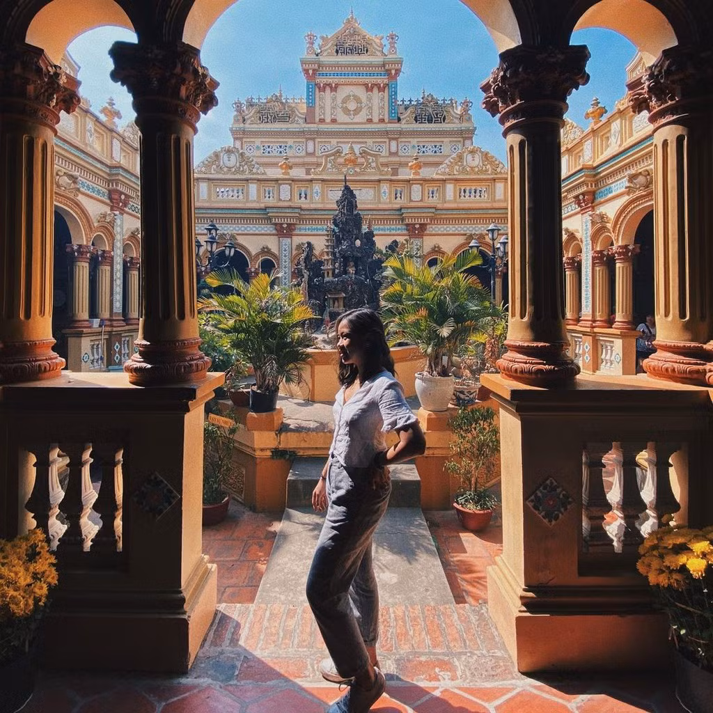 Giữa các gian nhà là khoảng không đặt hòn non bộ mang nét đặt trưng văn hóa Việt Nam.