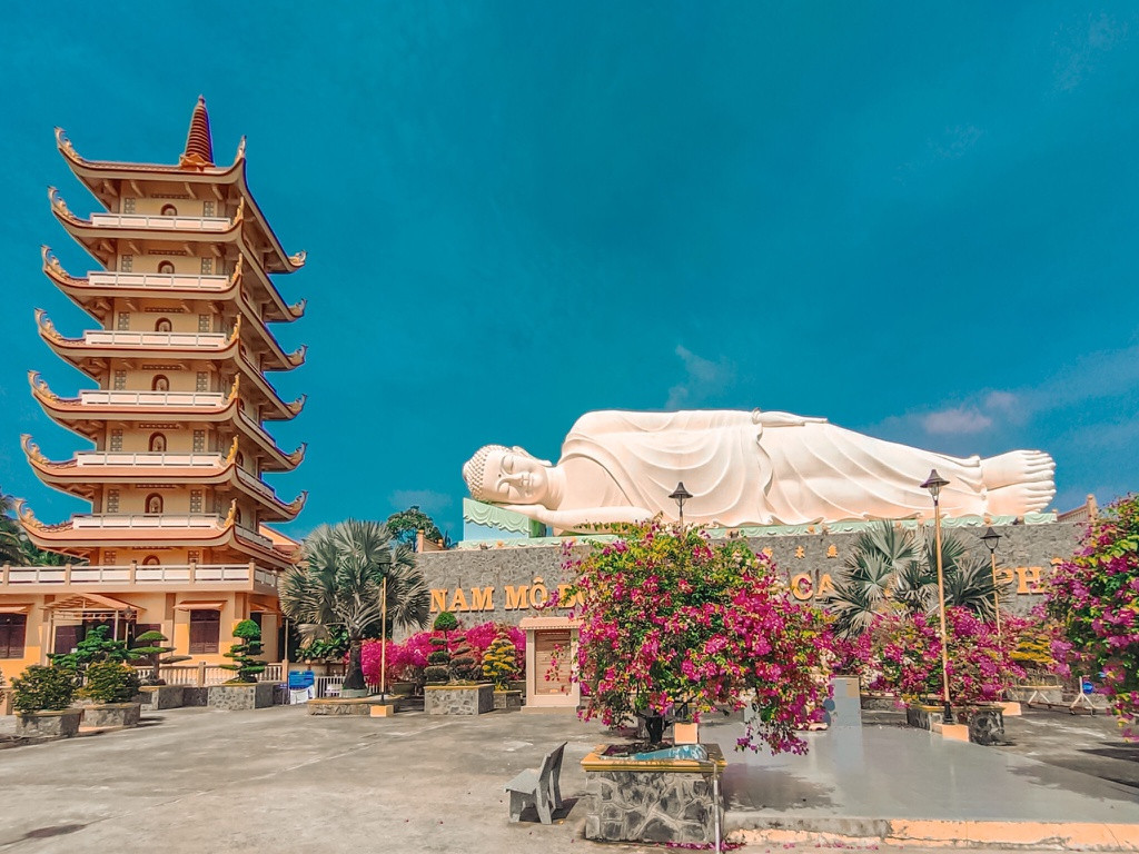 Ngôi chùa nằm trong khuôn viên rộng 20.000 m2, có bảo tháp cao 35 m thờ đức Phật Thích Ca Mâu Ni, các vị Bồ Tát, các vị A La Hán, khu giảng đường và là nơi lữu trữ tro cốt của Phật tử và chư tăng.