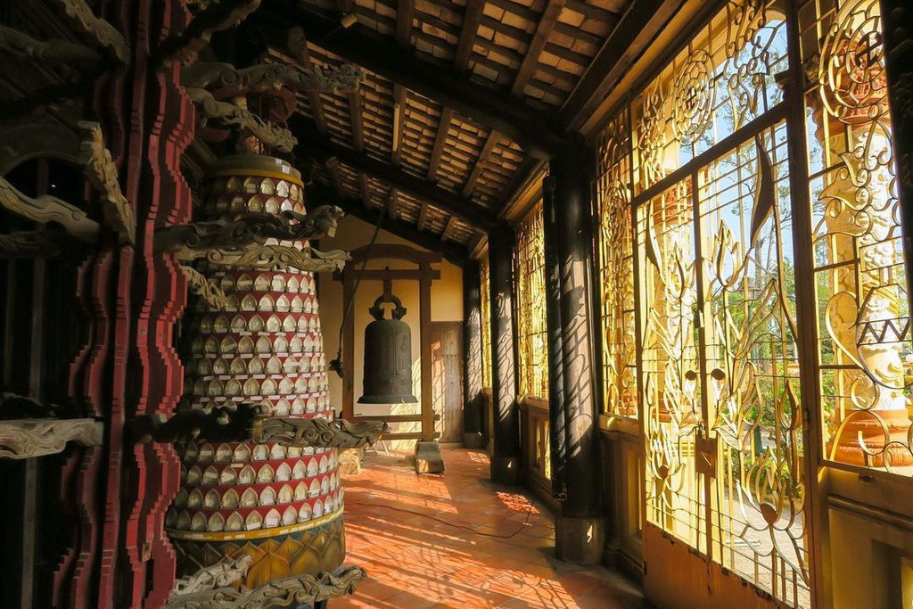 Vào bên trong, du khách có thể thấy rõ phong cách kiến trúc Việt với hình ảnh quen thuộc của ngôi nhà rường, khung gỗ truyền thống, mái lợp ngói, cùng với cách bài trí bàn ghế gỗ.