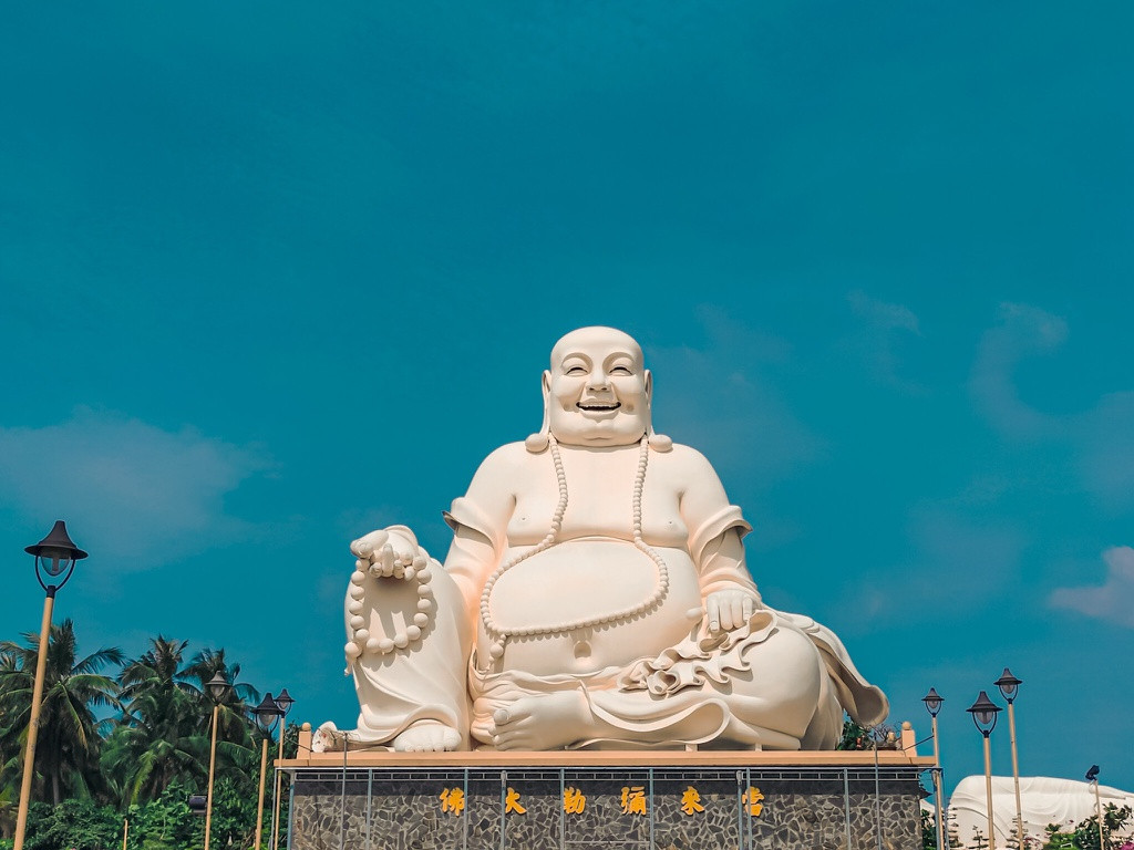 Khuôn viên và quần thể chùa Vĩnh Tràng cũng có những pho tượng đặt ngoài trời ấn tượng. Có thể kể đến tượng Phật Di Lặc, hay còn gọi Đức Phật cười, cao 20 m, nặng 250 tấn, được đúc bằng bê tông cốt thép. Công trình khánh thành năm 2010, lọt vào danh sách 10 tượng Phật lớn nhất thế giới. Đức Phật với nụ cười lớn và chiếc bụng to là hình ảnh mang lại may mắn và hạnh phúc cho gia đình, trẻ nhỏ.