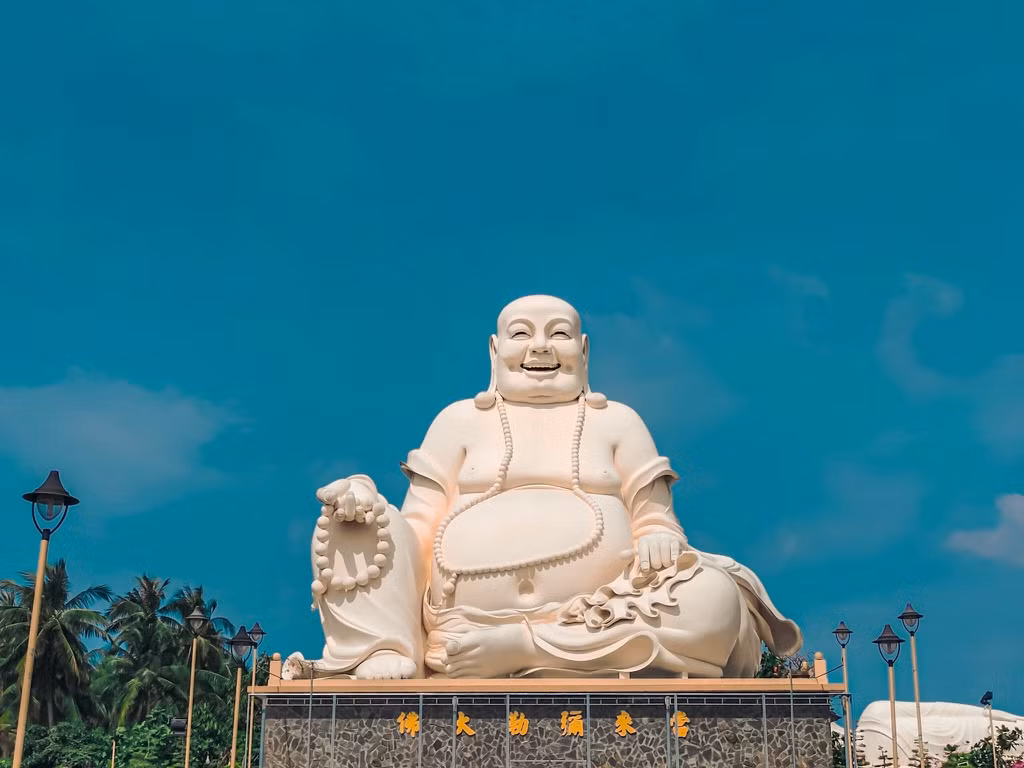 Khuôn viên và quần thể chùa Vĩnh Tràng cũng có những pho tượng đặt ngoài trời ấn tượng. Có thể kể đến tượng Phật Di Lặc, hay còn gọi Đức Phật cười, cao 20 m, nặng 250 tấn, được đúc bằng bê tông cốt thép. Công trình khánh thành năm 2010, lọt vào danh sách 10 tượng Phật lớn nhất thế giới. Đức Phật với nụ cười lớn và chiếc bụng to là hình ảnh mang lại may mắn và hạnh phúc cho gia đình, trẻ nhỏ.