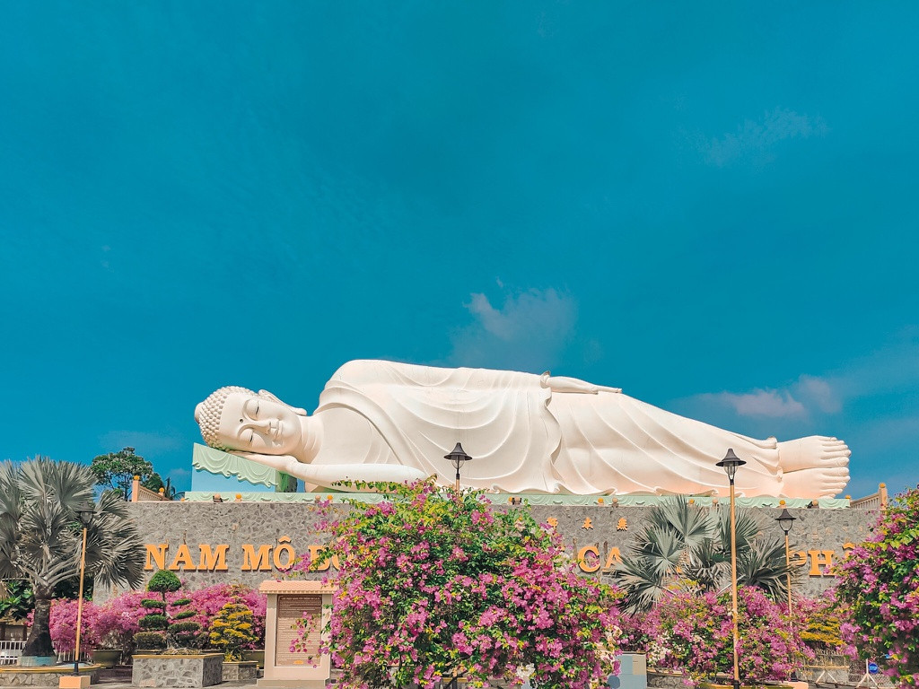 Phía sau chùa là tượng Phật Thích Ca trong tư thế niết bàn, chiều dài 32 m, nặng 250 tấn bằng bê tông cốt thép, khánh thành năm 2013.