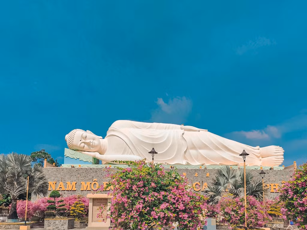 Phía sau chùa là tượng Phật Thích Ca trong tư thế niết bàn, chiều dài 32 m, nặng 250 tấn bằng bê tông cốt thép, khánh thành năm 2013.