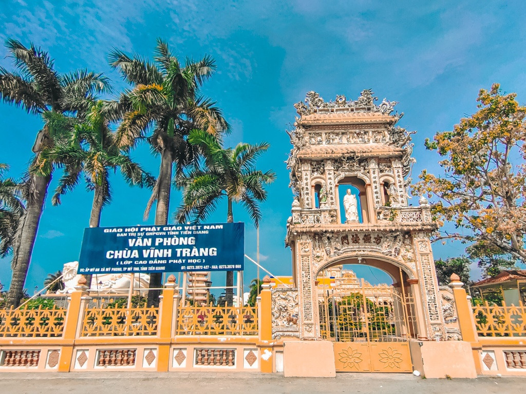 Từ ngoài, ngôi chùa gây ấn tượng với du khách bởi cổng lớn 2 bên do nghệ nhân xứ Huế thực hiện năm 1933. Cổng được xây dựng kiểu lầu cao 2 tầng với 2 mái, cửa phía trên đặt tượng Phật. Cổng được trang trí bằng nghệ thuật khảm sành sứ tinh xảo hình Long - Lân - Quy - Phụng, Ngư - Tiều - Canh - Mục.