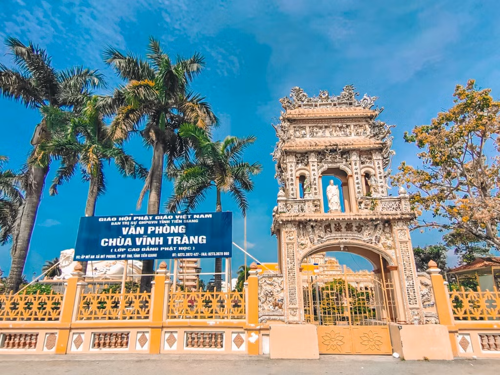 Từ ngoài, ngôi chùa gây ấn tượng với du khách bởi cổng lớn 2 bên do nghệ nhân xứ Huế thực hiện năm 1933. Cổng được xây dựng kiểu lầu cao 2 tầng với 2 mái, cửa phía trên đặt tượng Phật. Cổng được trang trí bằng nghệ thuật khảm sành sứ tinh xảo hình Long - Lân - Quy - Phụng, Ngư - Tiều - Canh - Mục.