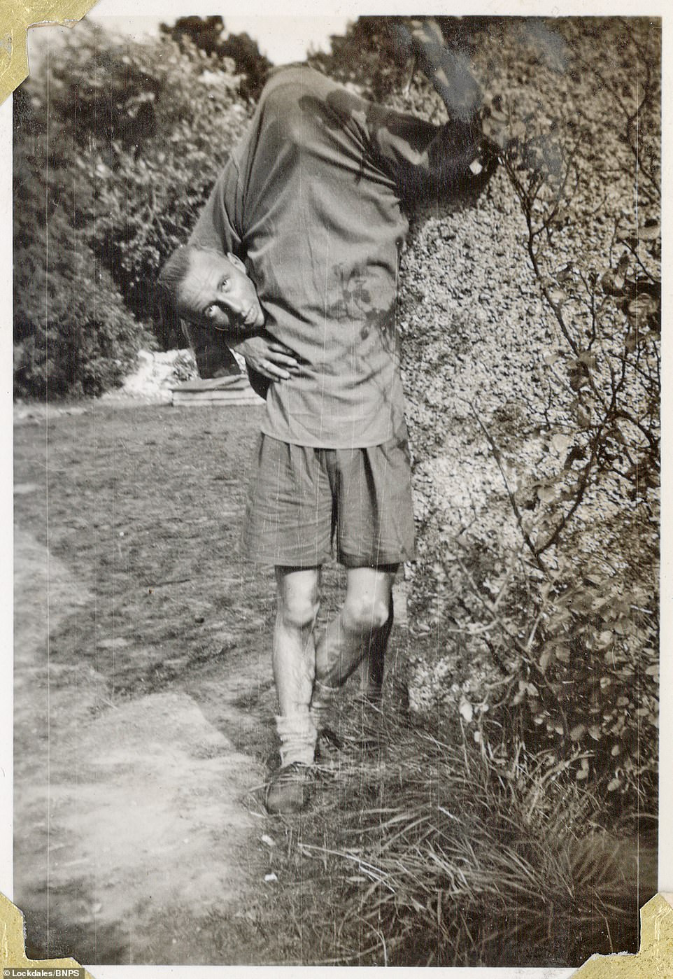 Hai người lính khéo léo tạo ra một bức ảnh đánh lừa thị giác.