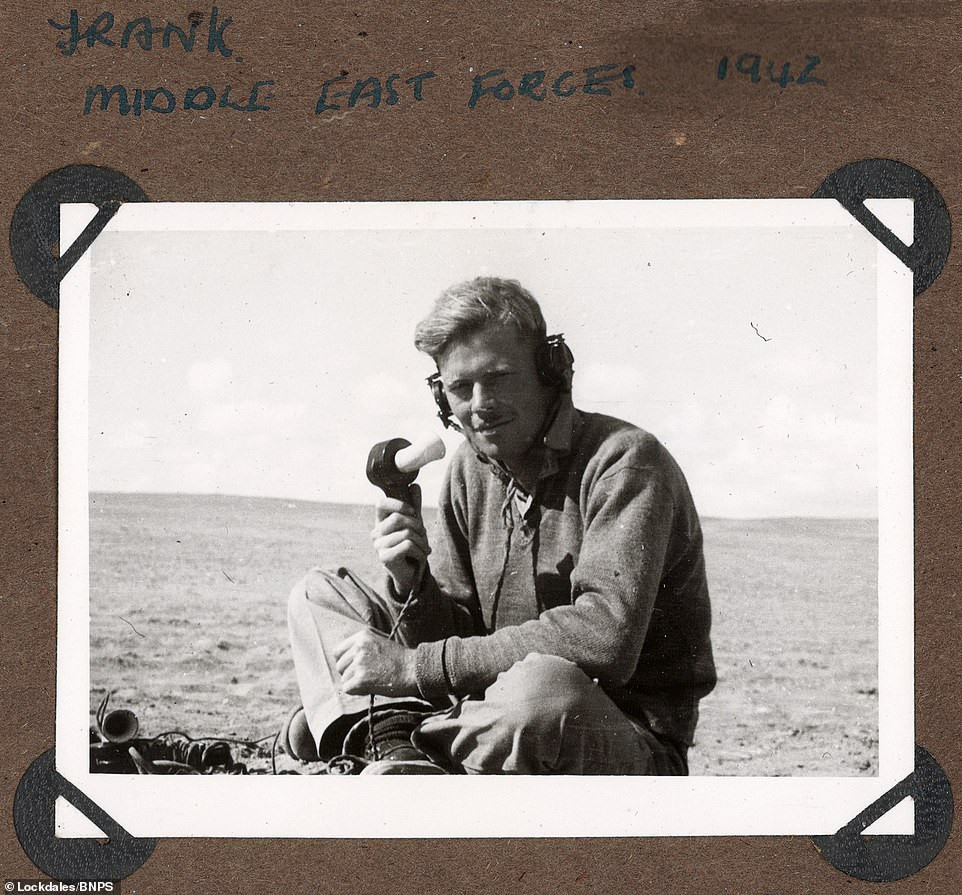 Một binh lính chụp ảnh bên những thiết bị liên lạc quân sự. Ảnh chụp tại Trung Đông năm 1942.