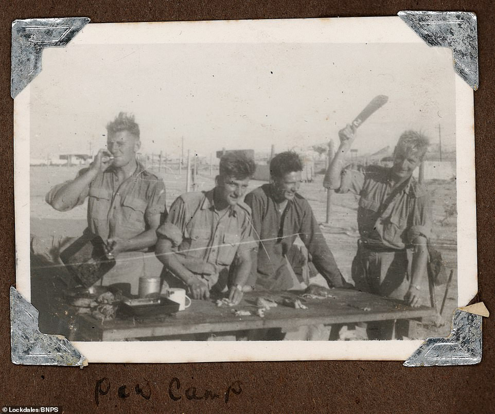 Một nhóm binh lính vui vẻ cùng nhau nấu ăn.