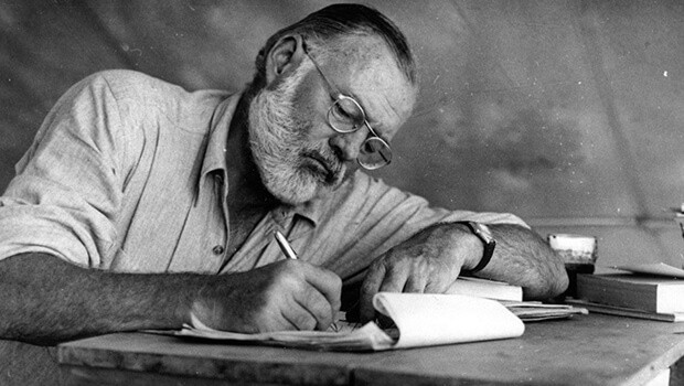 Là một nhà văn danh tiếng, Ernest Hemingway cũng phát cuồng vì loài mèo. Ông có một đàn mèo và mỗi con được đặt theo tên những người nổi tiếng như: Zane Grey, Marilyn Monroe...