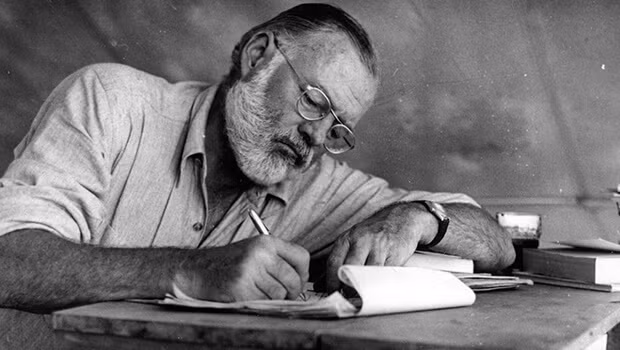 Là một nhà văn danh tiếng, Ernest Hemingway cũng phát cuồng vì loài mèo. Ông có một đàn mèo và mỗi con được đặt theo tên những người nổi tiếng như: Zane Grey, Marilyn Monroe...